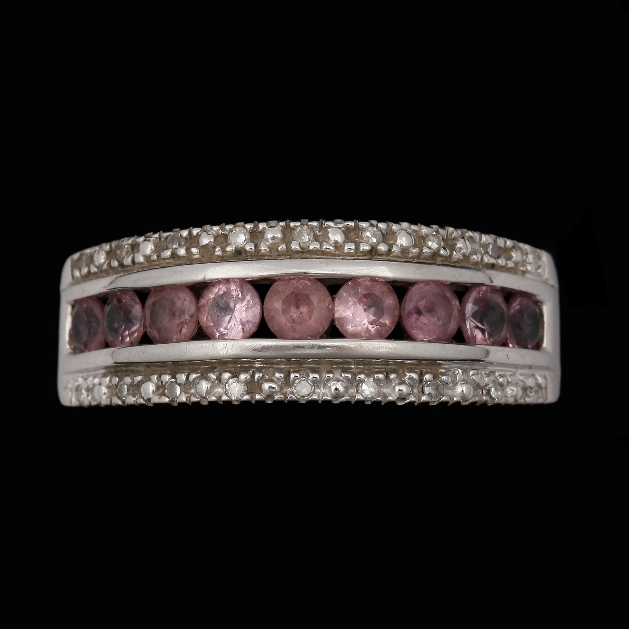 RING, 14k vitguld med rosa safirer och små diamanter. 2000-tal. Vikt 2,8g.
