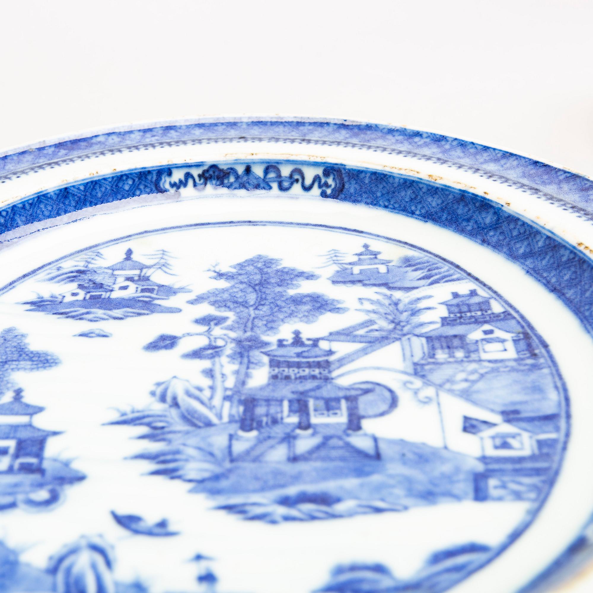 Heating plate, a pair, porcelain. Qing Dynasty, Jiaqing (1796-1820).
