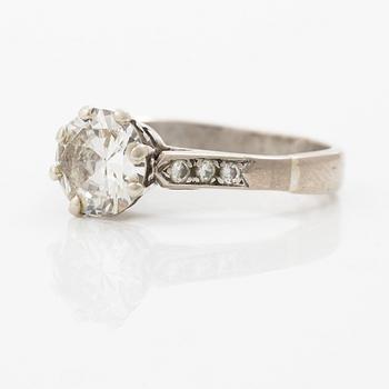 Ring in 18K white gold set with a brilliant-cut diamond.