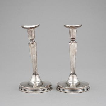 LJUSSTAKAR, ett par, silver. Erik Löfman, MGAB, Uppsala, 1973 och 1974.