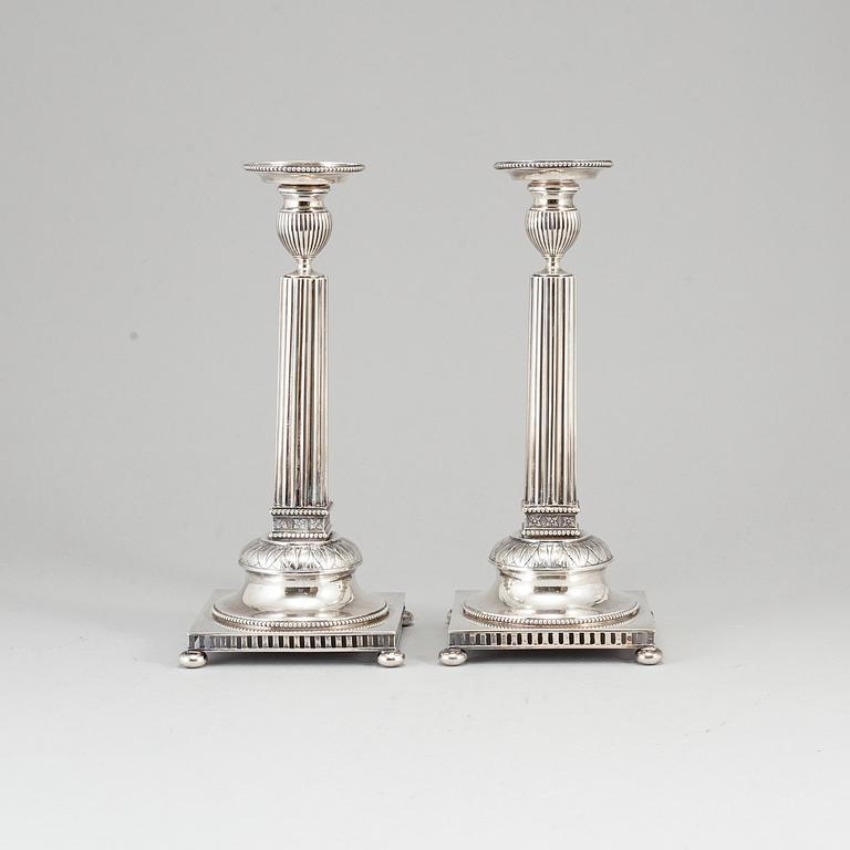 Jacob Engelberth Torsk, ljusstakar, ett par, silver, Stockholm 1900. Gustaviansk-stil.