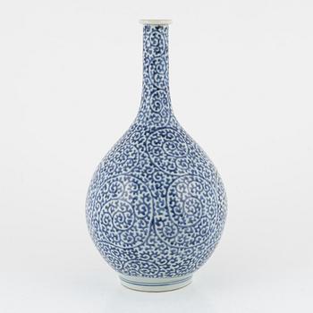 A blue and white Japanese vase, Edo period (1666-1868).