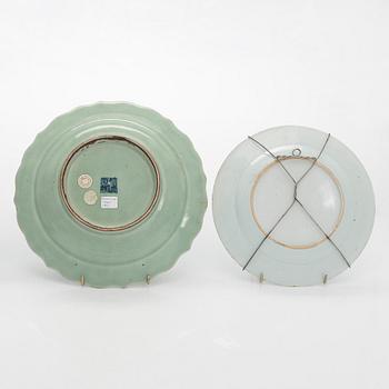 Two blue and white dishes and a vase, China, 18th/20th century.