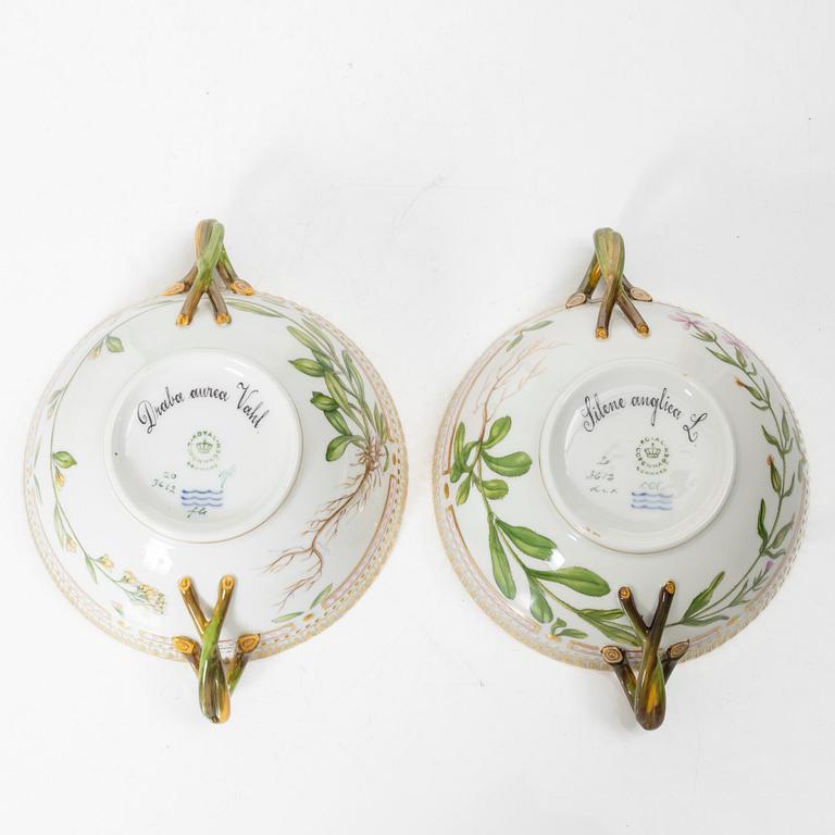 Buljongkoppar med fat, sex stycken, porslin. Royal Copenhagen, 'Flora Danica', Danmark, 1900-tal.