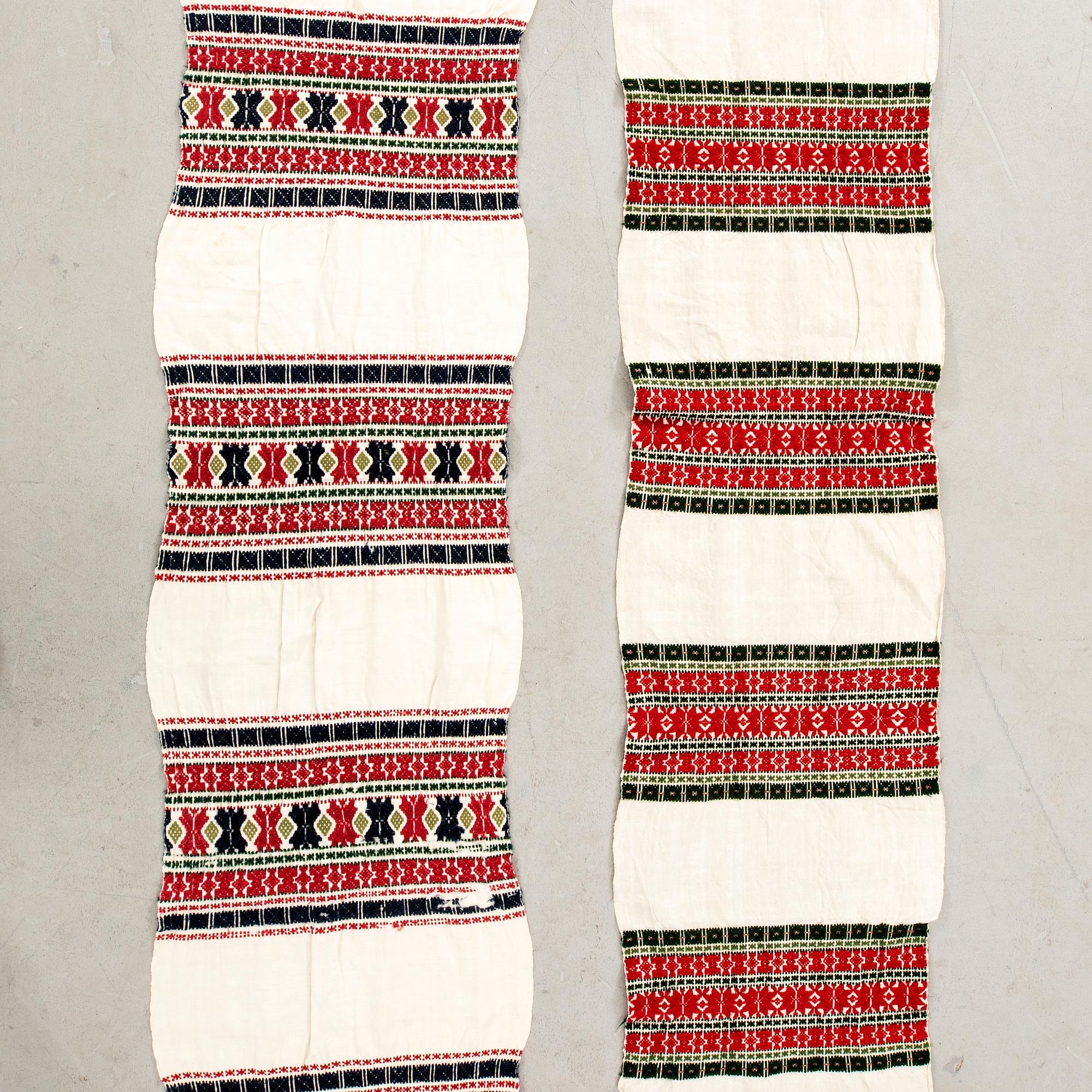 Hängkläden 2 st Blekinge 1800-talets andra hälft linne ca 279x45 cm samt 305x36 cm.