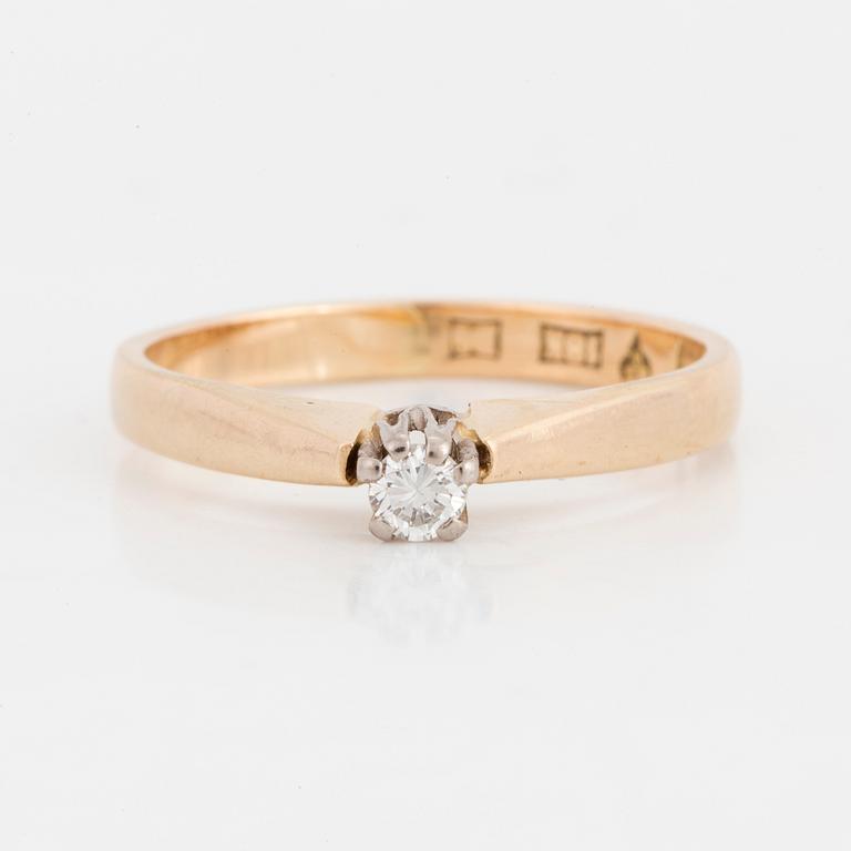 A round brilliant-cut diamond ring.