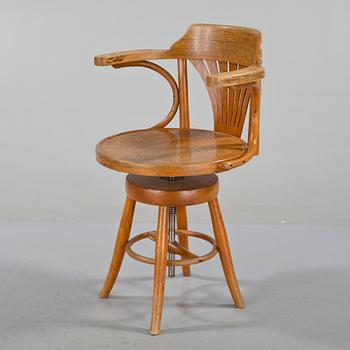 SKRIVBORDSSTOL, 1900-talets första hälft.