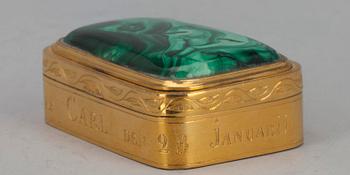 DOSA, malakit samt förgylld mässing, dat. 1850.