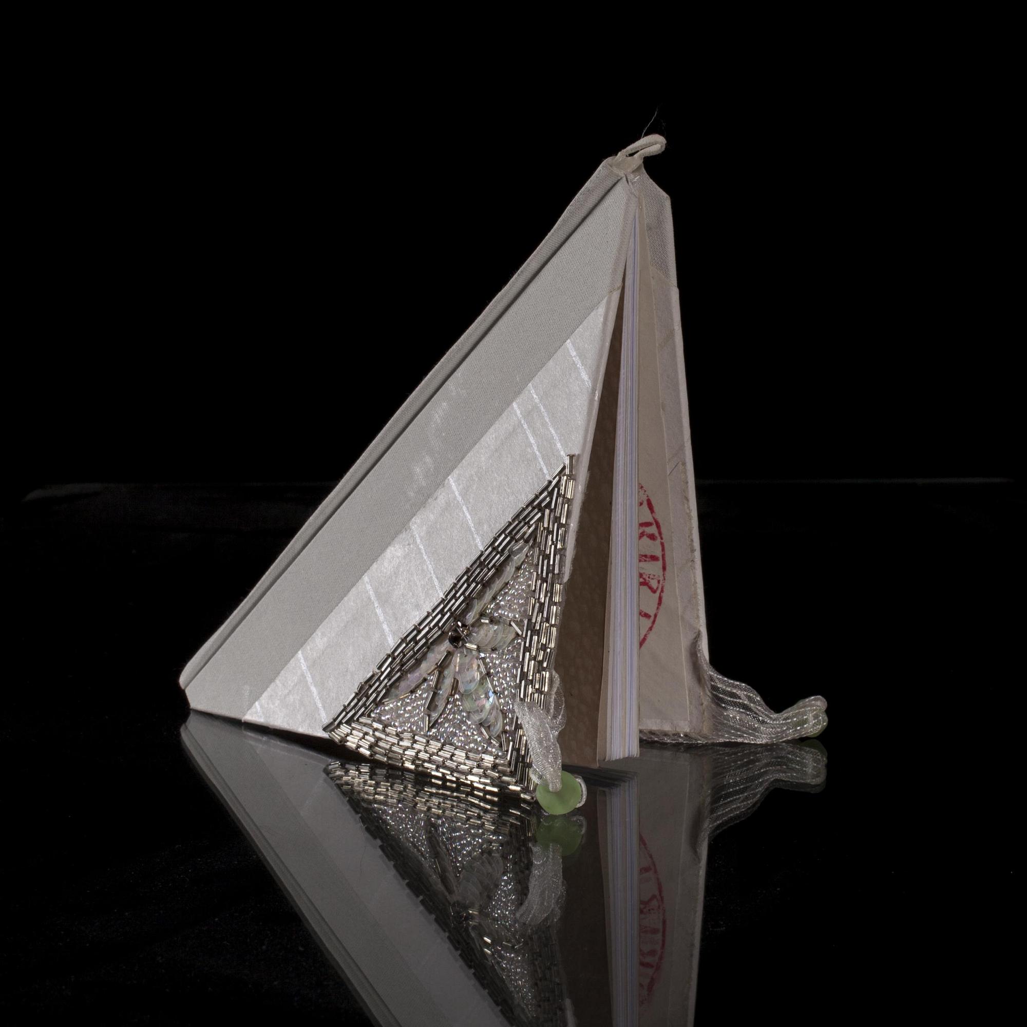 ELINA LIIKANEN
"Liten strassbok"
Bok.