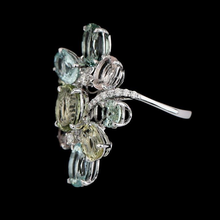 COCKTAILRING, 18K vitguld, diamanter tot ca 0.29 ct, akvamariner tot ca 8.40 ct.