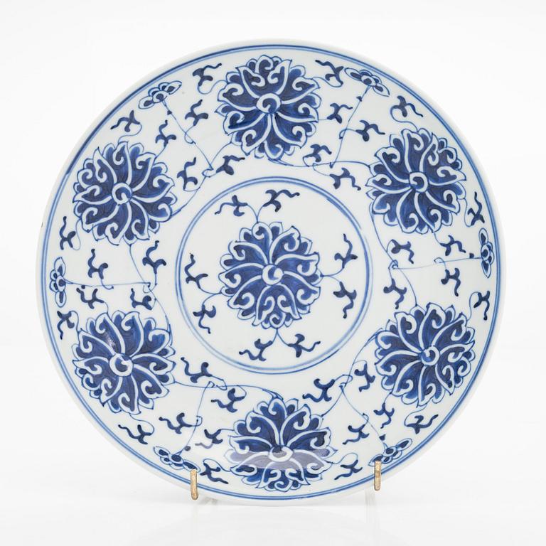 A blue and white lotus porcelain dish, Qing dynasty, 19th century.