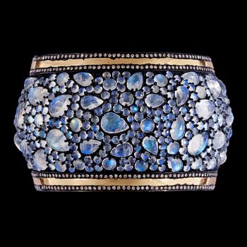 1075. A monstone, tot. 144 cts, and diamond bangle, tot. app. 4.50 cts.