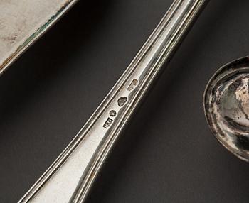 SKEDAR, 4 st samt STRÖSKED, 2 st, silver/nysilver, 1700/1800-tal. Total vikt ca 300 gram.