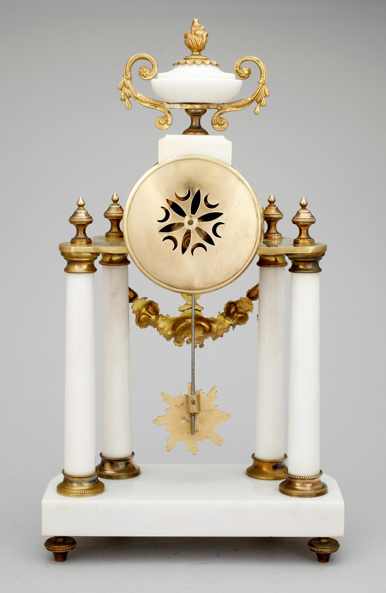 BORDSPENDYL, Louis XVI-stil, 1900-talets första hälft.