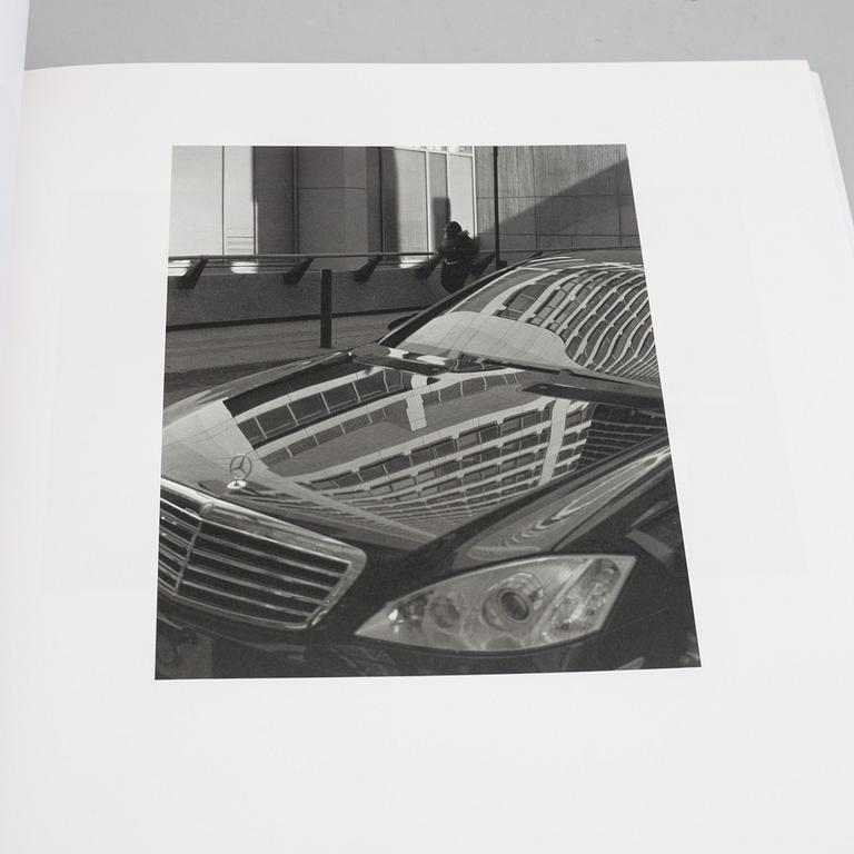 A book, Ray K. Metzker: Automagic, Berlin 2009.