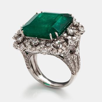 Cocktailsormus, 18K valkokultaa, smaragdi n. 20.37 ct ja ruusu- ja briljanttihiottuja timantteja n. 2.72 ct yht.