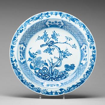 728. A blue and white dish, Qing dynasty, Kangxi, early 18th Century.