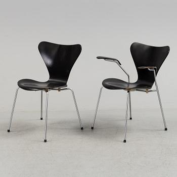 ARNE JACOBSEN, karmstol och stol, "Sjuan", Fritz Hansen, 1965-7.