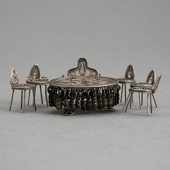 DOCKSSKÅPSMÖBLEMANG, 7 delar, silver, 1800/1900-tal, tot vikt ca 20 gram.