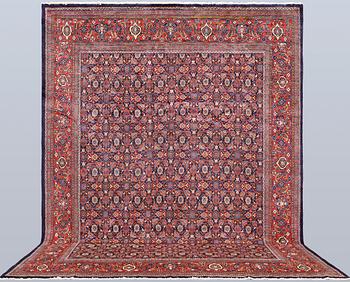 A Sarouk carpet, c. 406 x 302 cm.