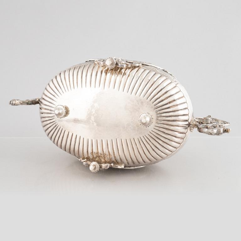 A silver jardinière, 20th century.