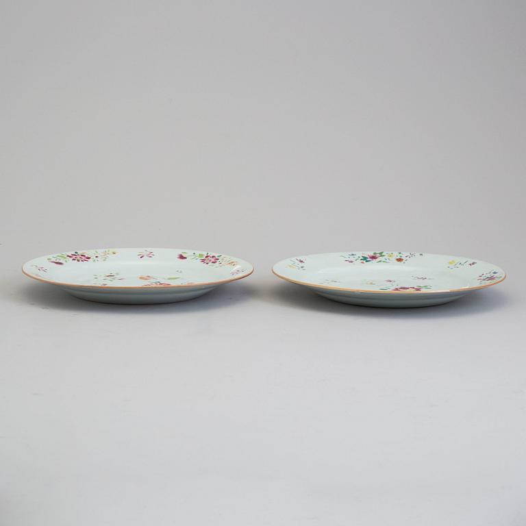 TALLRIKAR, ett par, kompaniporslin. Qingdynastin, Qianlong (1736-95).