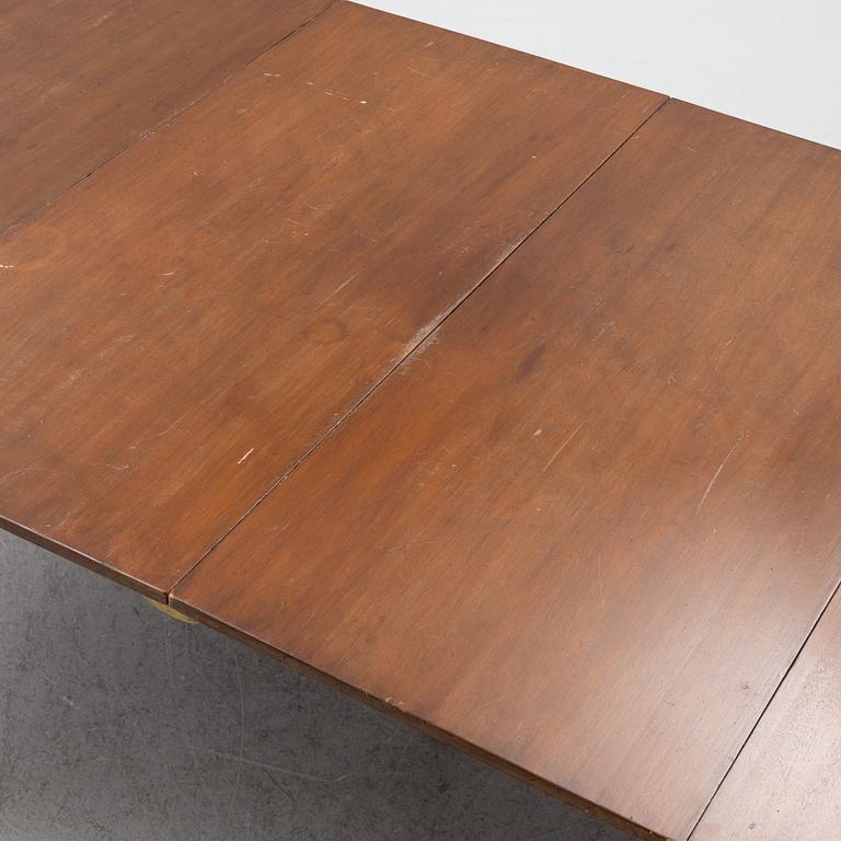 A dining table, England, 19th Century.