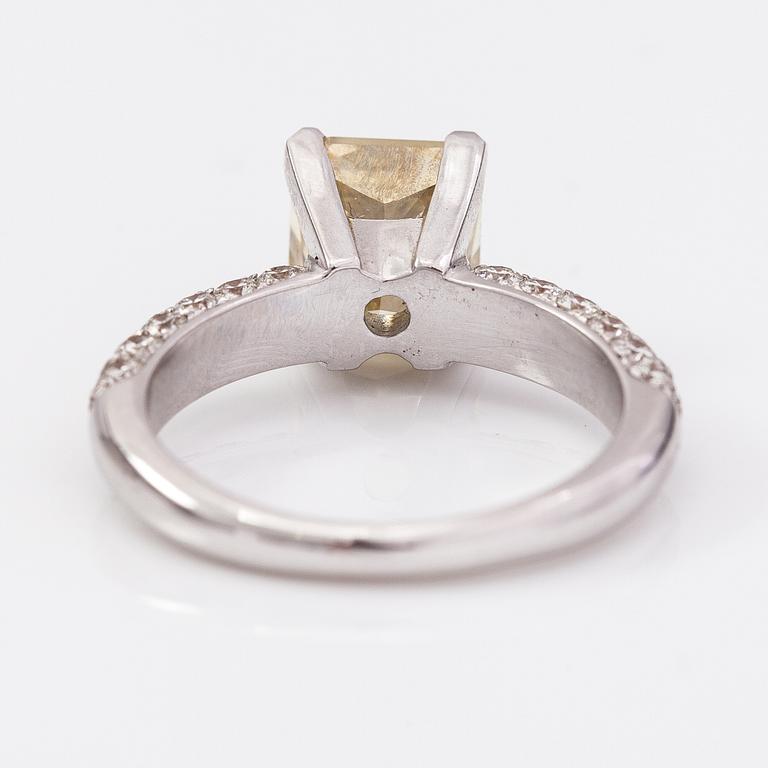 A 18K white gold ring with diamonds ca. 4.03 ct in total. With GIA certificate.