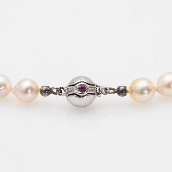 Pearl necklace, clasp in silver with stones.