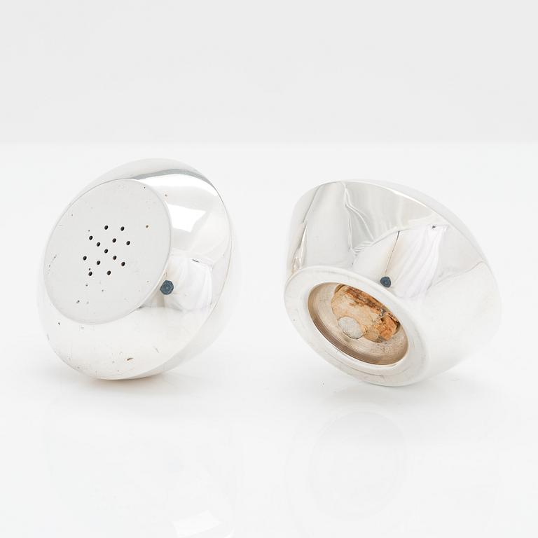 Pekka Piekäinen, a pair of salt and pepper shakers in silver and a sterling silver dish, 1989.