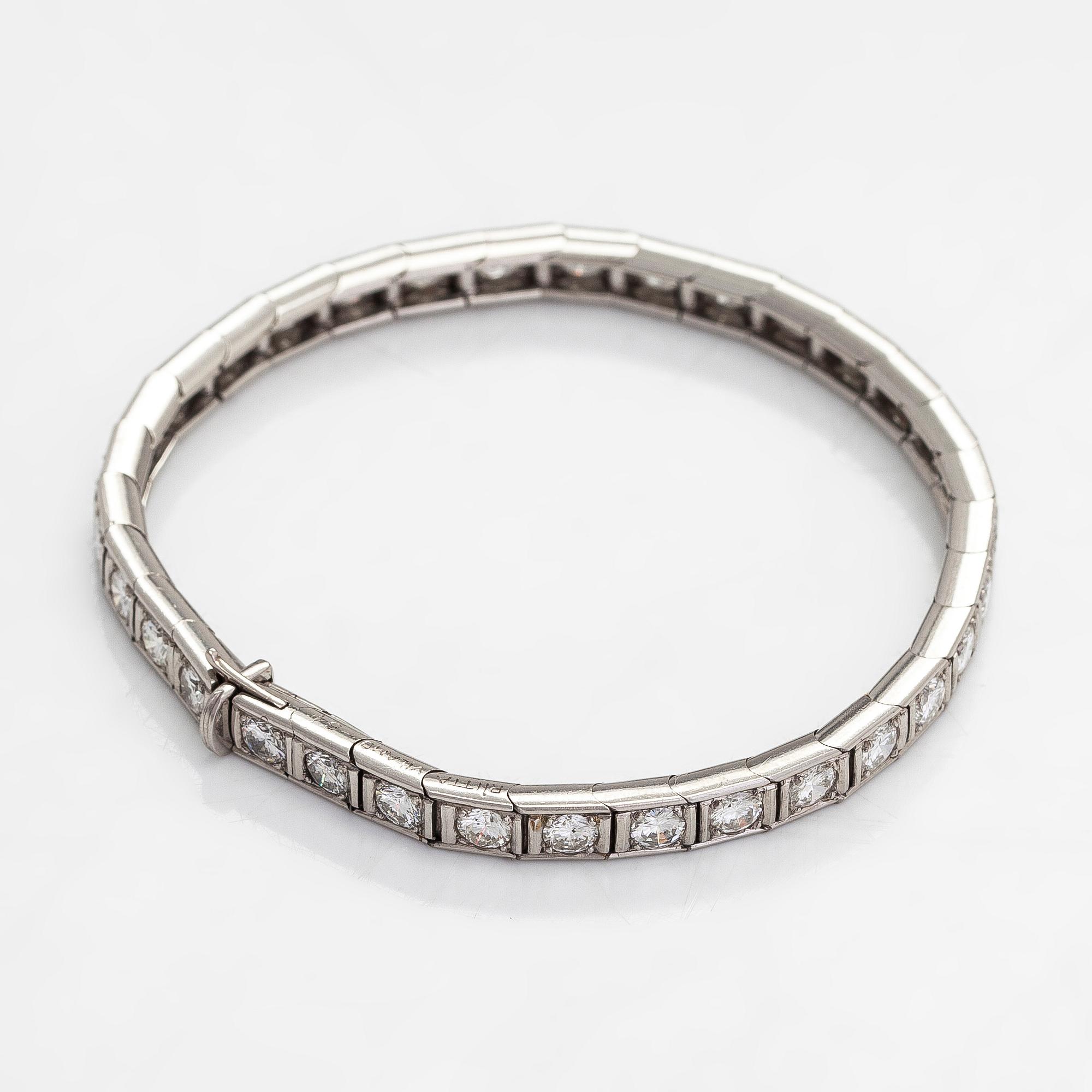 Tennisarmband, platina med briljantslipade diamanter totalt ca 5.61 ct. Med intyg.