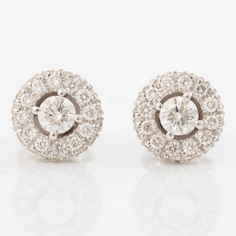 Örhängen med briljantslipade diamanter, totalt 0,86 ct.
