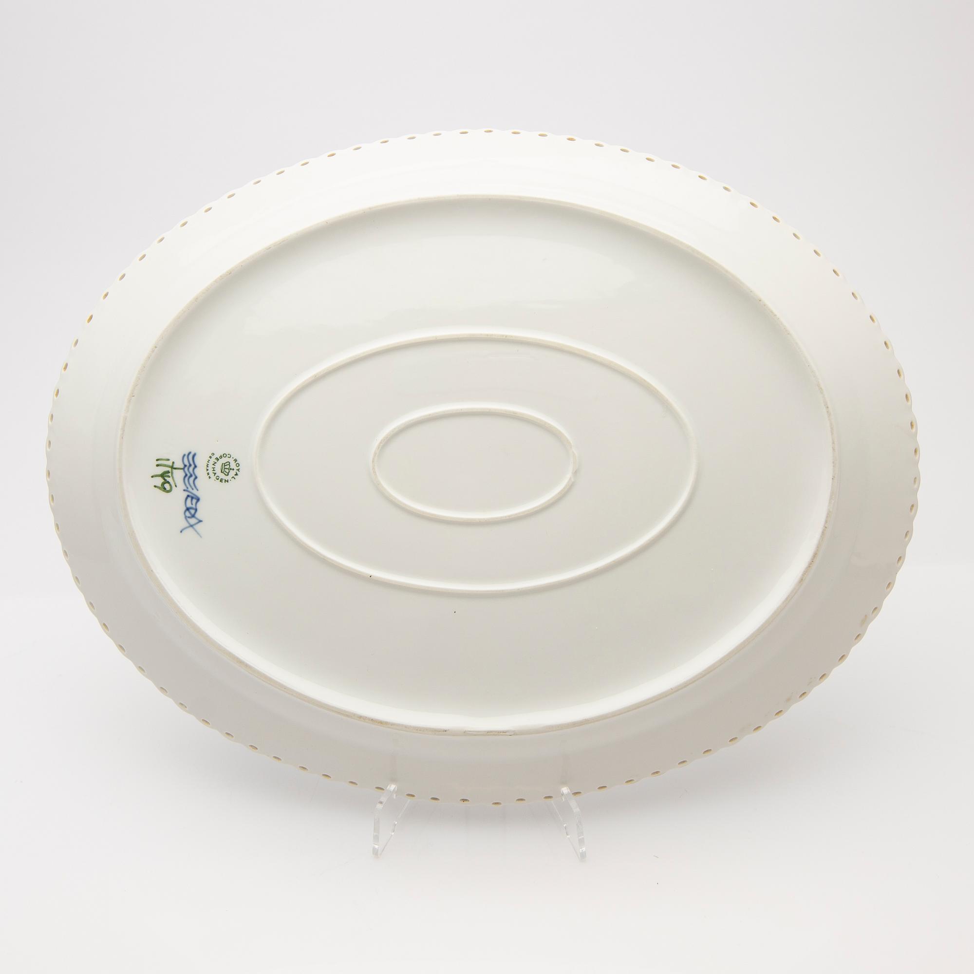 Serving dish, porcelain, Royal Copenhagen, "Musselmalet helblond", model 1149, 1969-1974.