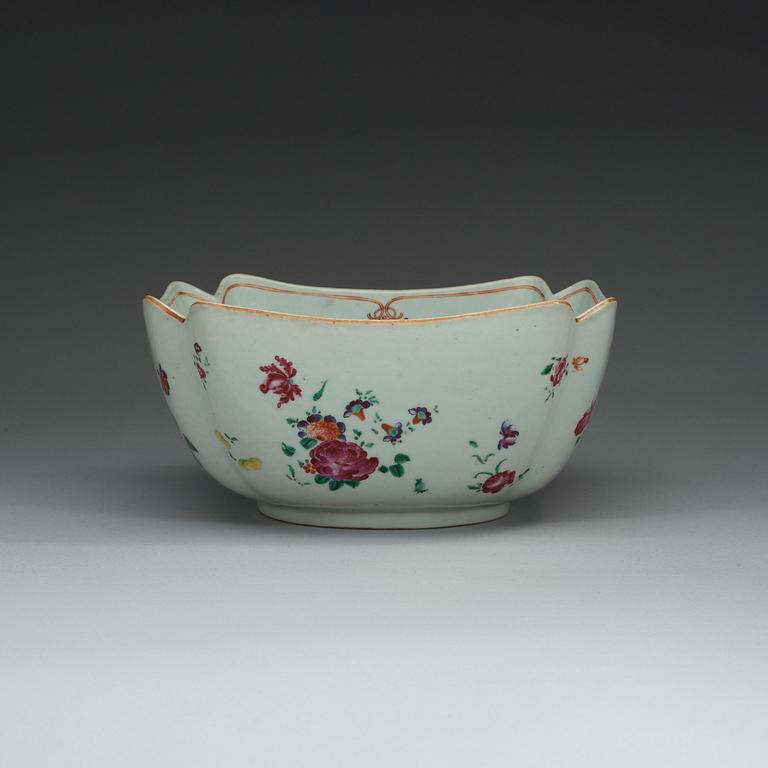 A famille rose bowl, Qing dynasty, Qianlong (1736-95).