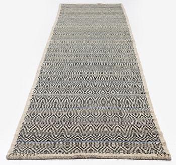 Barbro Nilsson, gallerimatta, "Rosengång med blå rand", Rosengång, ca 450,5 x 101 cm, signerad AB MMF BN.
