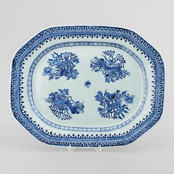 A pair of blue and white serving dishes, China, Qing dynasty, end of the 18th century.