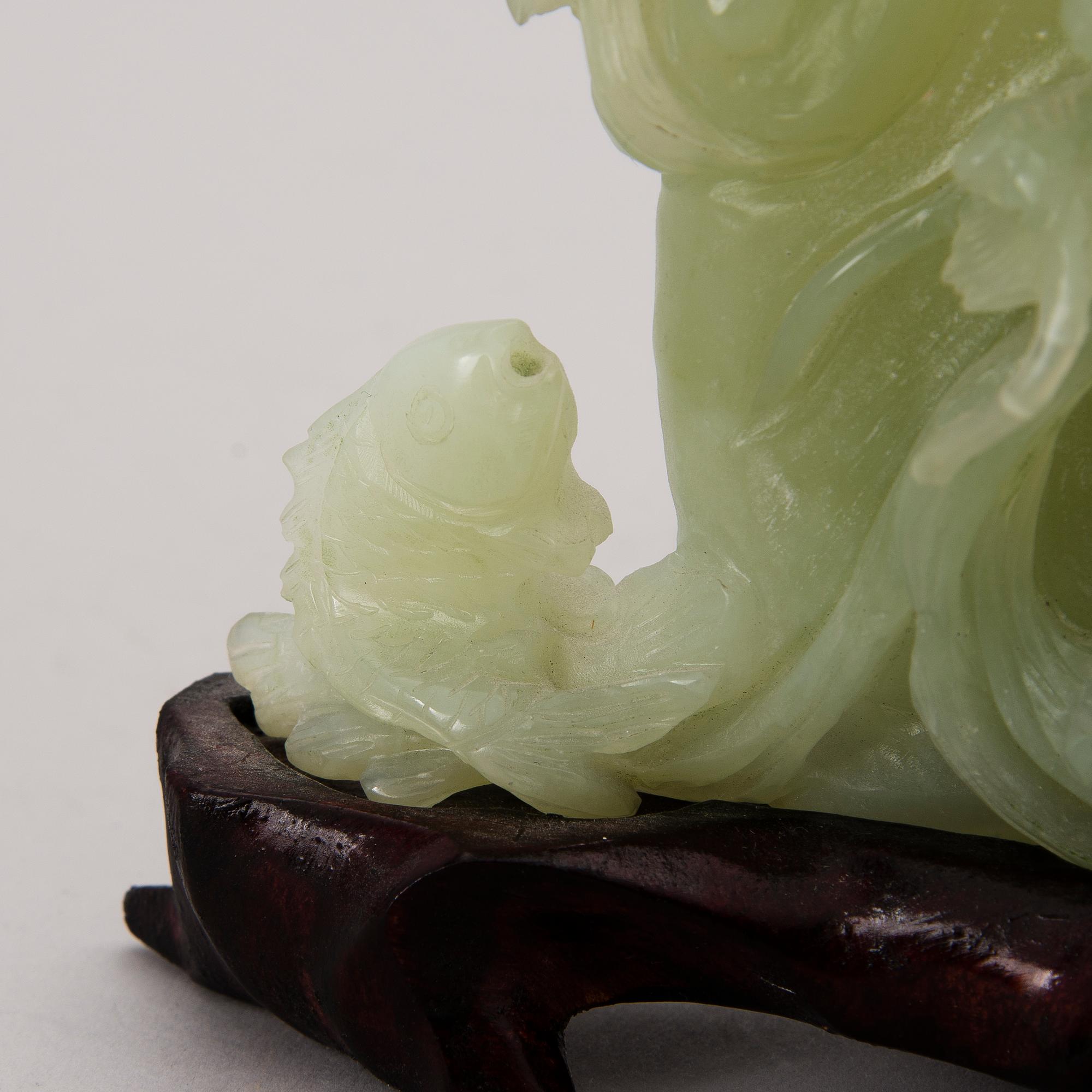 A Chinese bowenite sculpture.
