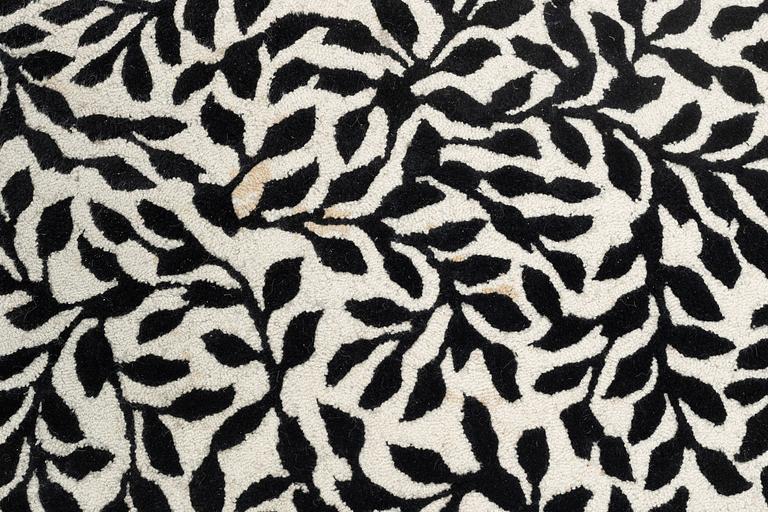 Christian Lacroix, matta, handtuftad, "Bousquet Carbone", ca 250 cm.
