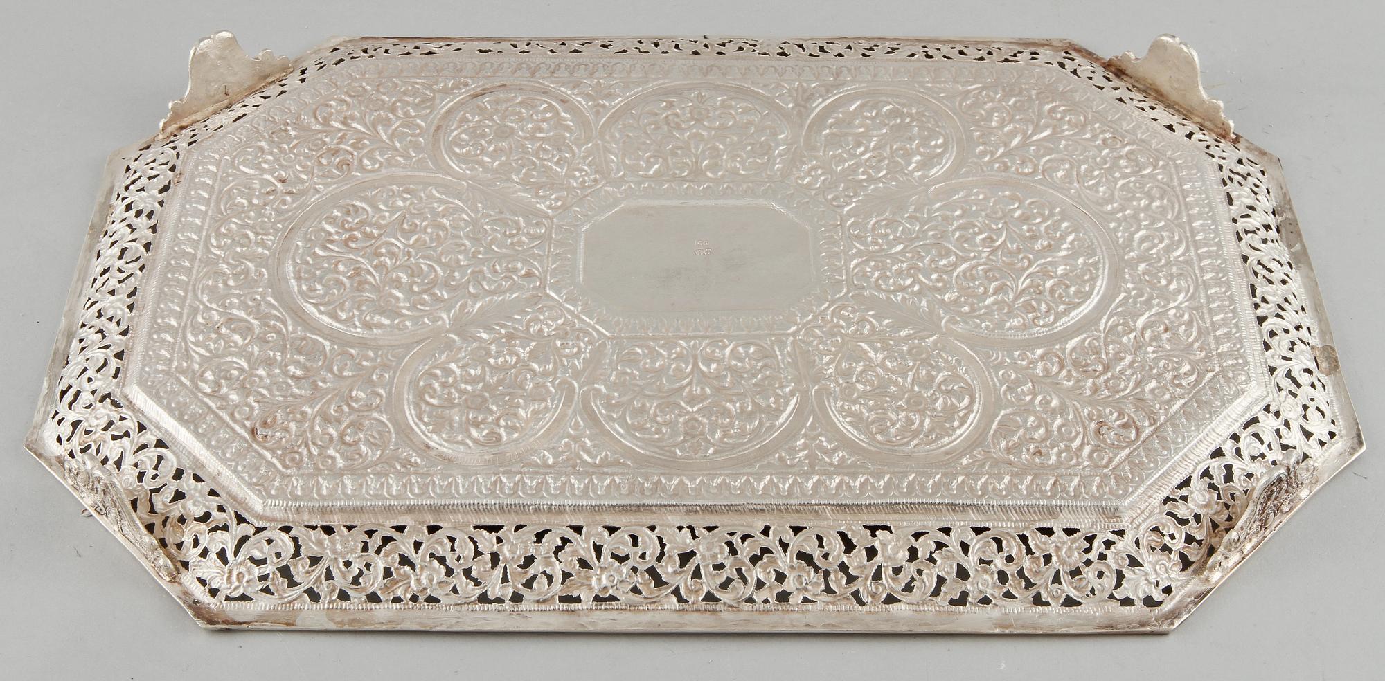 BRICKA, låghaltigt silver, 1900-tal. Vikt 1140 g.
