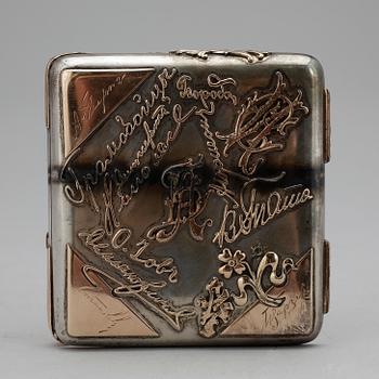CIGARETTETUI, silver med detaljer av guld, Moskva, sekelskifte 1800/1900. Total vikt ca 232 g.