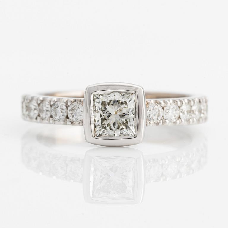 Ring 14K guld med en prinsesslipad diamant samt runda briljantslipade diamanter.