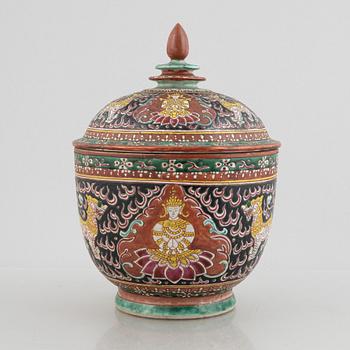 A Benjarong porcelain bowl with cover, Thailand, 19th century.