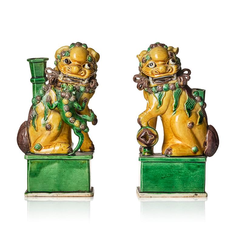 A pair of green and yellow glazed joss stick holders, Qing dynasty, Kangxi (1662-1722).