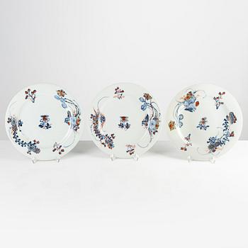 A set of six Chinese export porcelain imari plates, Qing dynasty, 18th century.