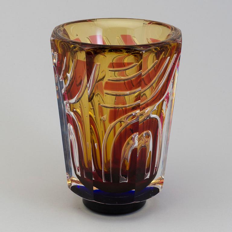 JAN JOHANSSON, a glass vase from Orrefors Gallery dated -90.
