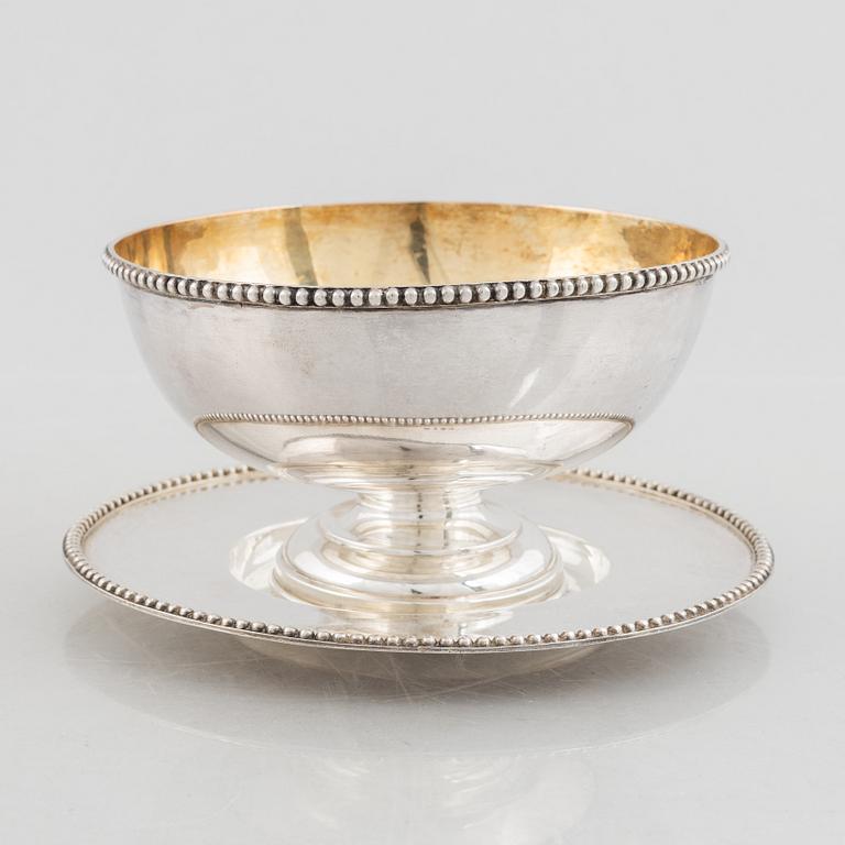 A Swedish silver sauce boat on tray, mark of Gustaf Möllenborg, Stockholm 1894.