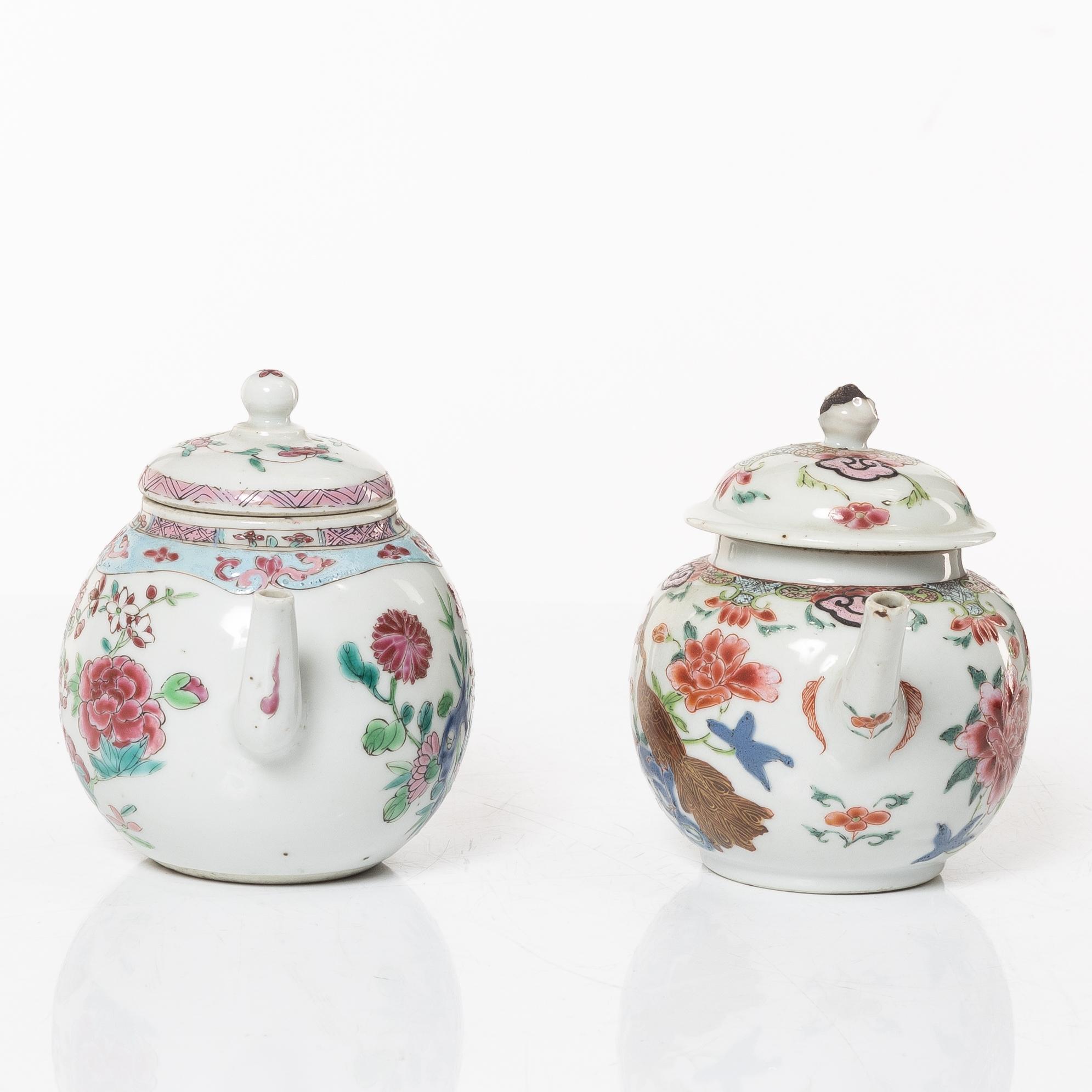 Tekannor med lock, två stycken, porslin. Qingdynastin, 1700-tal.