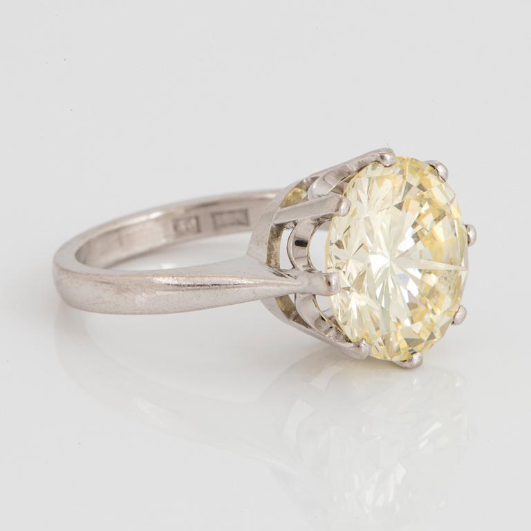 Ring 18K vitguld med en rund briljantslipad diamant ca 6.50 ct kvalitet ca Light Yellow vvs-vs.