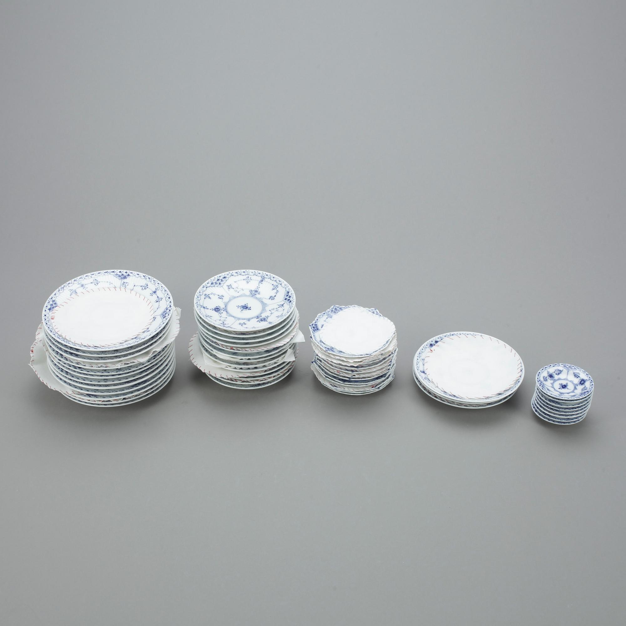 KAFFESERVIS, 52 delar, porslin, "Musselmalet", Royal Copenhagen, 1900-talets andra hälft.