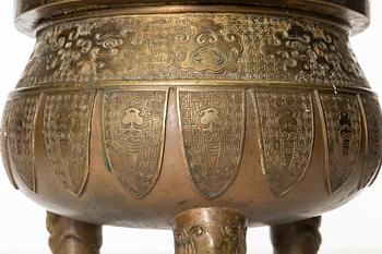 A large tripod copper alloy censer, 17th/18th Century.